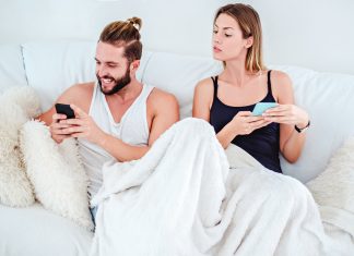 6 motive reale pentru care baietii raspund greu la mesaje