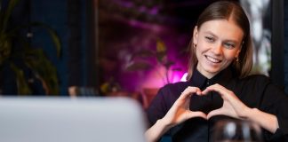Care sunt avantajele site-urilor de dating: Oportunitati pentru femeile si barbatii singuri