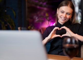 Care sunt avantajele site-urilor de dating: Oportunitati pentru femeile si barbatii singuri