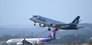 Alaska Air va cumpara Hawaiian Airlines