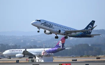 Alaska Air va cumpara Hawaiian Airlines