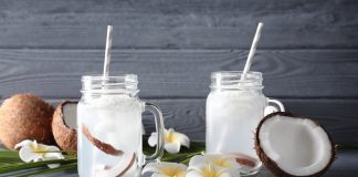 10 beneficii ale apei de cocos