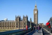 Muncitorii britanici pierd mii de lire sterline pe masura ce nivelul de trai scade