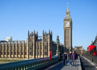 Muncitorii britanici pierd mii de lire sterline pe masura ce nivelul de trai scade