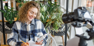 Sistemele de recompensare de care beneficiaza creatorii de continut in industria de entertainment si streaming